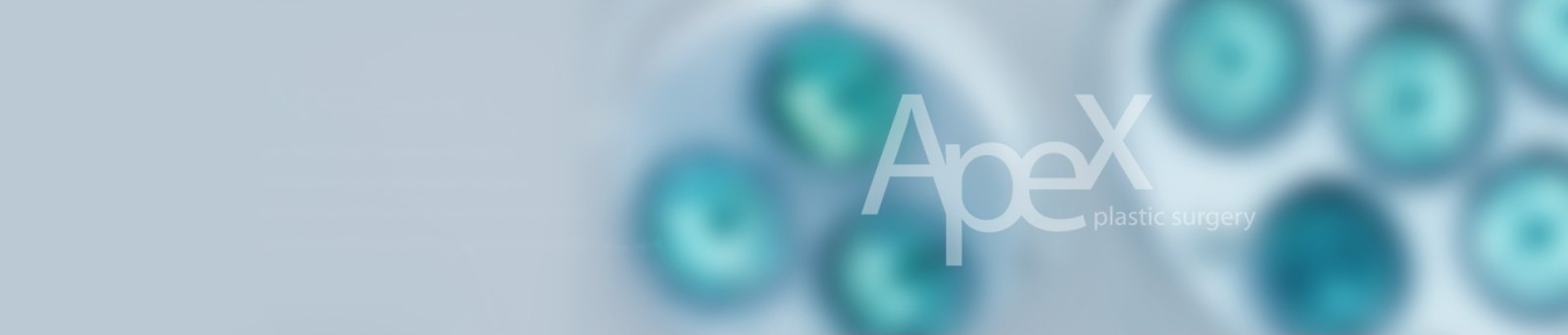 청록색 수술실 조명 불빛이 흐리게 비치는 배경에 배치된 에이펙스성형외과 ApeX plastic surgery 영문 로고 배너