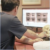 의료진이 컴퓨터 모니터에 띄워진 눈 성형 전후 사진을 꼼꼼히 살펴보며 상담을 준비하는 모습