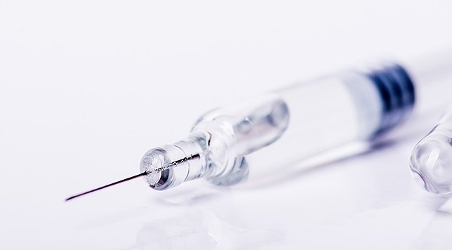 لقطة مقربة لإبرة رفيعة وحقنة تحتوي على سائل شفاف مستخدم في إجراء Rejuran