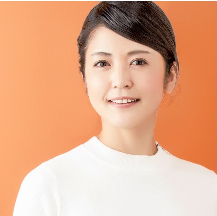주황색 배경 앞에서 흰색 니트를 입고 밝게 미소 짓는 여성 모델의 이마거상술 상담 안내 상반신 모습
