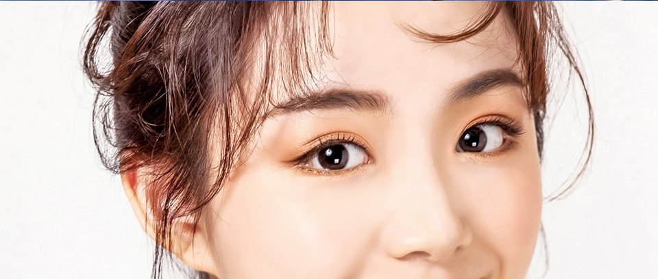 이마거상술 안내 페이지에 어울리는 또렷하고 시원한 눈매와 부드러운 이마 라인을 드러낸 여성의 클로즈업