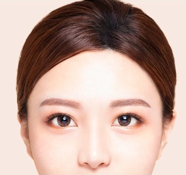 이마거상술 안내 페이지에 사용된 정돈된 눈썹과 탄력 있는 이마를 지닌 여성의 얼굴 상단부 클로즈업