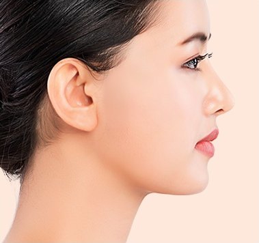 SMAS 안면거상 관련 매끄럽고 탄력 있는 턱선과 목 라인을 보여주는 여성의 옆모습