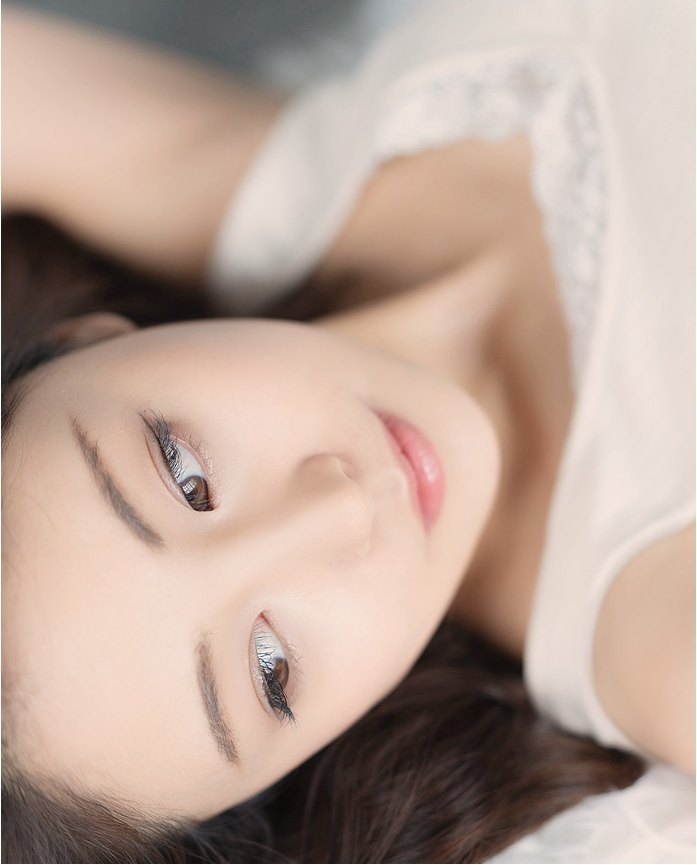 물광주사 안내 페이지에서 편안하게 누워 촉촉하고 매끄러운 피부결을 드러내는 여성의 얼굴 클로즈업
