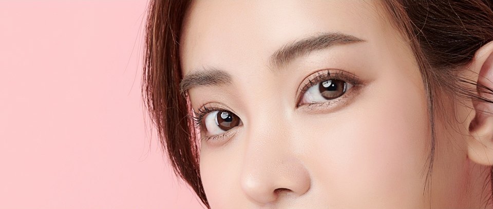 ภาพโคลสอัปดวงตาของนางแบบสาว — ใบหน้ามุม 45 องศา เผยให้เห็นชั้นตาที่คมชัด
