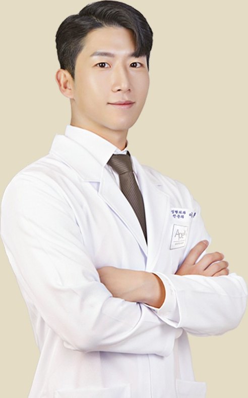 흰 의사 가운과 넥타이를 착용하고 팔짱을 낀 채 정면을 응시하는 성형외과 전문의 이연훈 원장의 상반신 프로필 모습