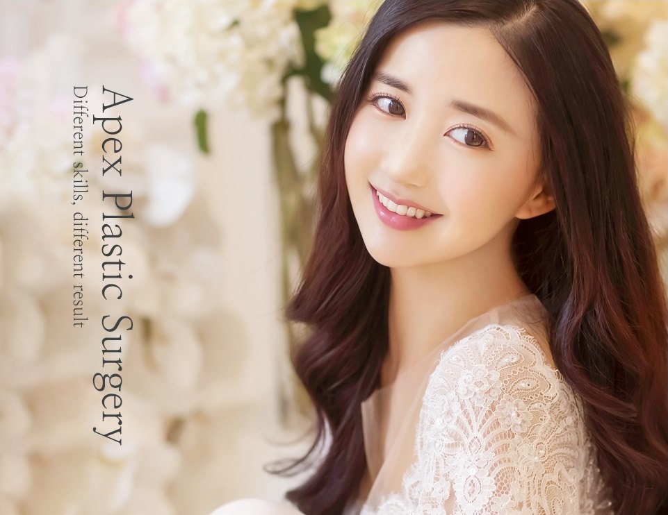 상안검 및 중년눈성형 페이지의 꽃 배경 앞에서 미소 짓는 여성 모델과 Apex Plastic Surgery 문구