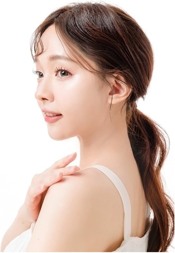 맑고 또렷한 눈매와 밝은 피부를 드러내며 어깨 너머를 응시하는 상안검 및 중년눈성형 여성 모델의 옆모습