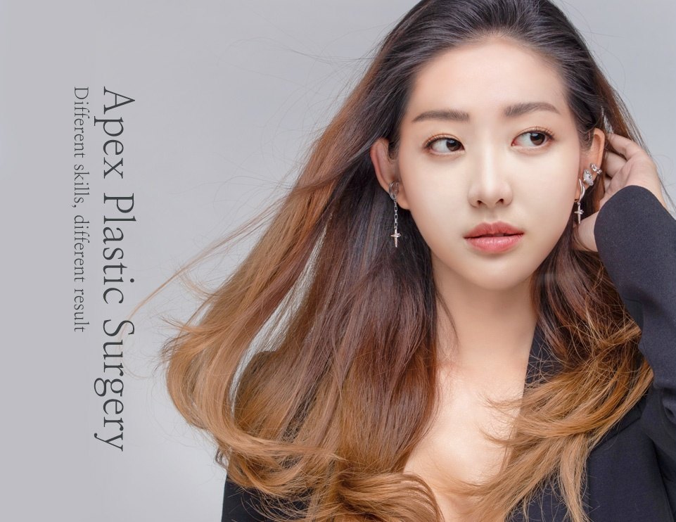 긴 갈색 머리를 넘기며 또렷한 눈매를 드러낸 여성 모델과 왼쪽의 Apex Plastic Surgery 영문 문구가 담긴 트임성형 브랜드 배너