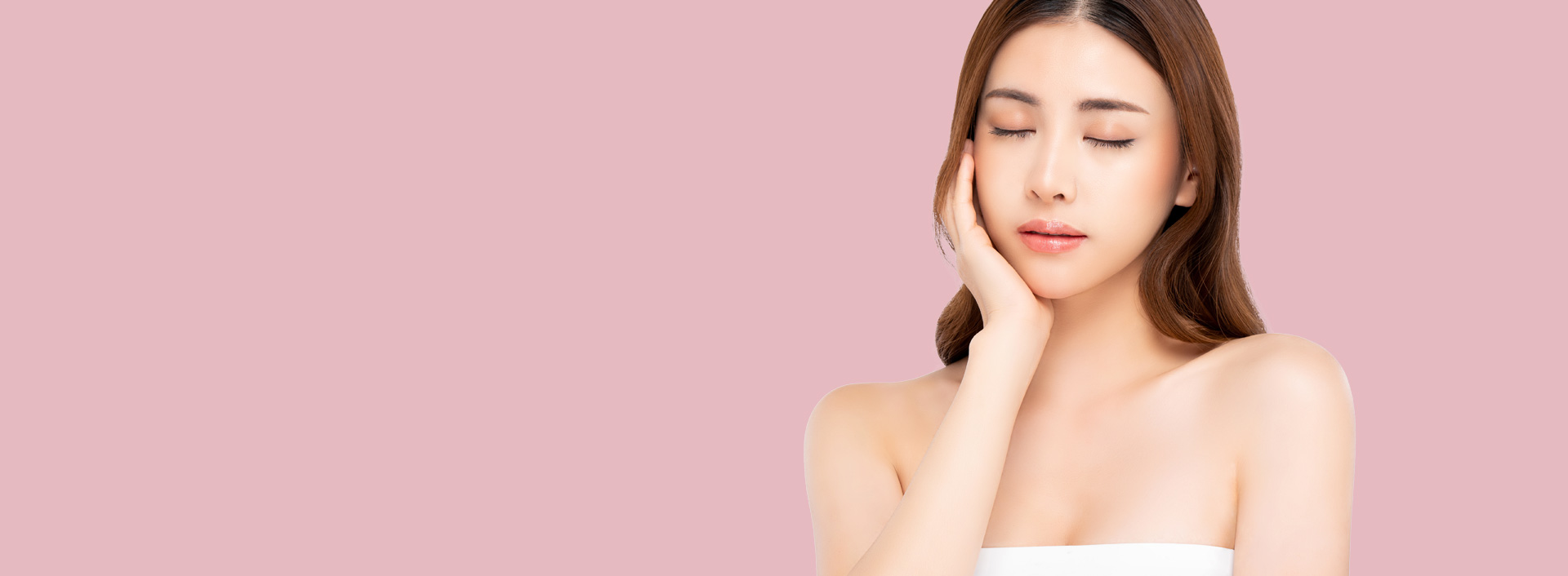 Banner Laser Lifting menampilkan wanita dengan kulit halus sedang memejamkan mata dan menangkup garis rahangnya dengan tangan di depan latar belakang merah muda