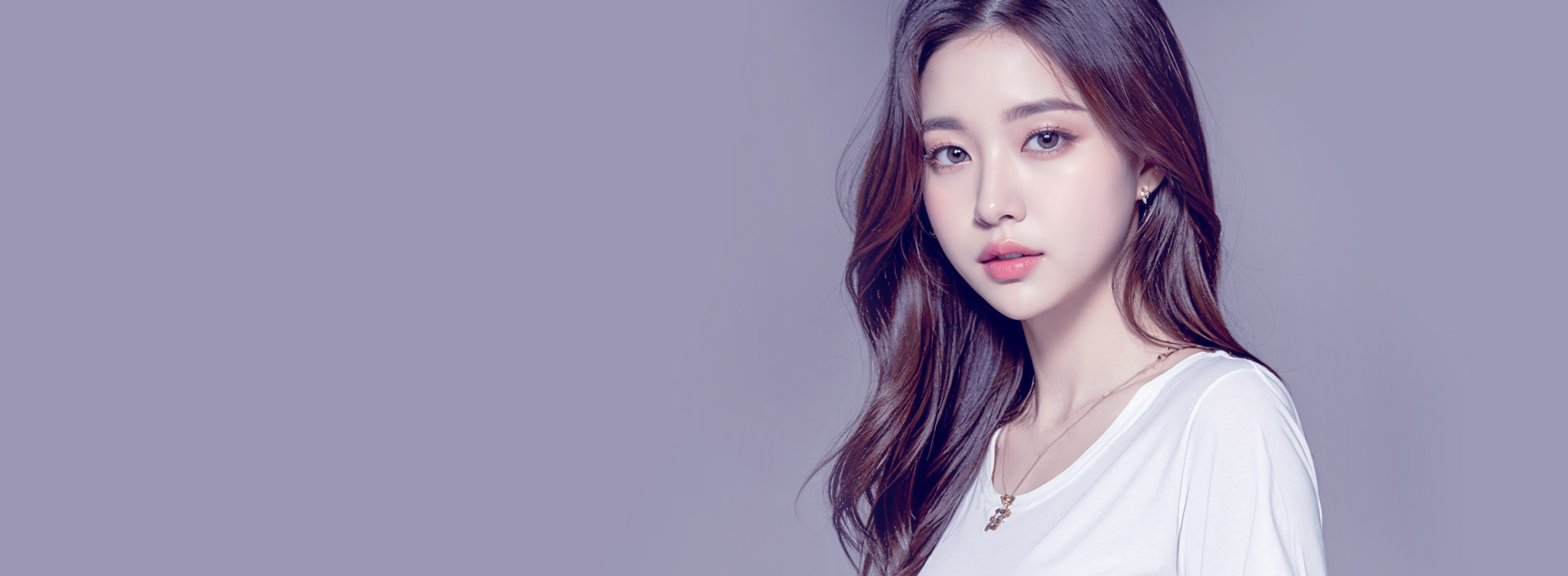 Model wanita berambut panjang bergelombang dengan mata cerah dan tegas di bagian atas halaman informasi Kantoplasti