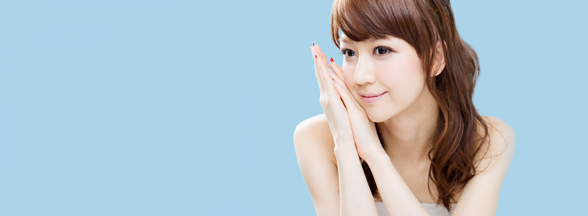 Banner klinik botox menampilkan wanita tersenyum memegang pipi dan membingkai garis rahang serta kulitnya dengan latar belakang biru muda