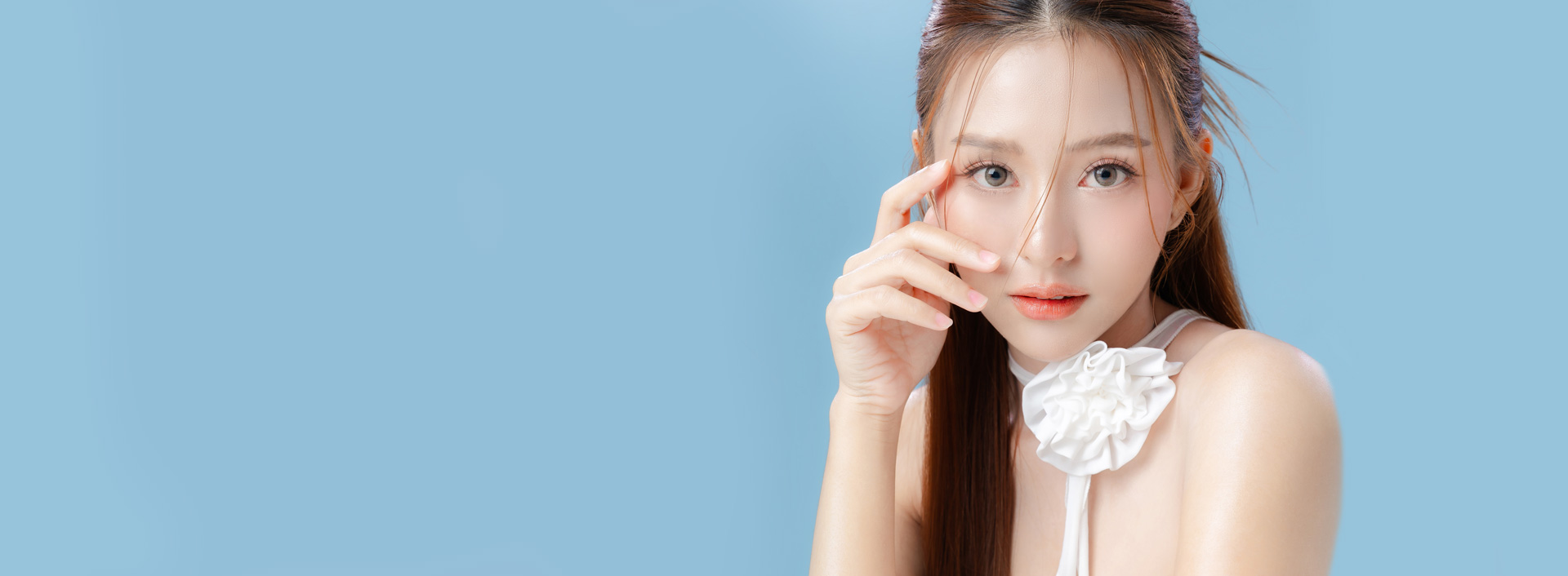 天藍色背景下，擁有清晰自然眼神女性的提眉術說明頂部橫幅