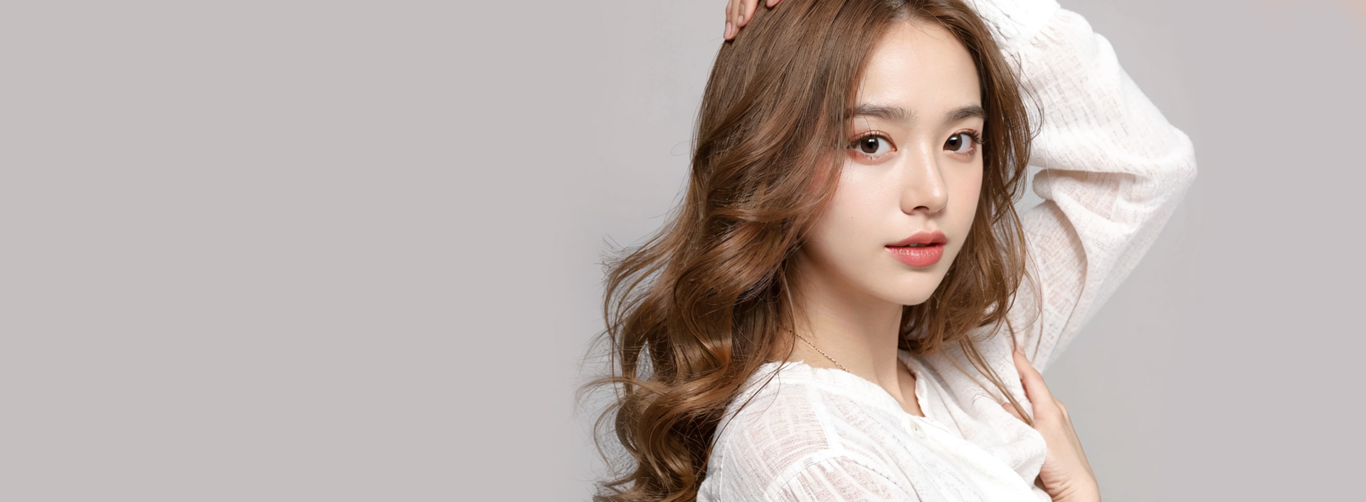 Đường nét khuôn mặt rạng rỡ và mịn màng của người phụ nữ tóc lượn sóng trong banner giới thiệu lấy mỡ má